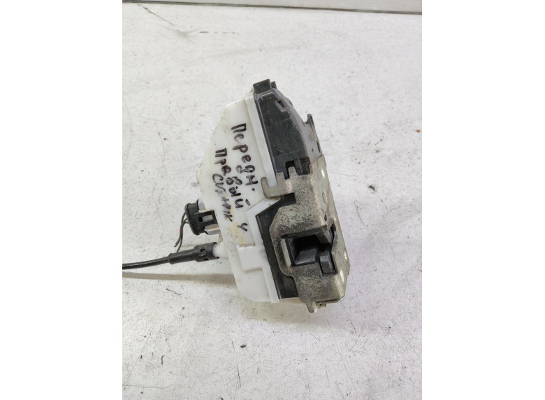 Замок двери передней правой к Renault Scenic, 2007г.