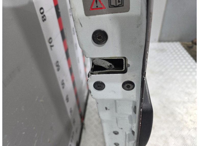 Замок двери задней правой к Renault Master, 2006г.