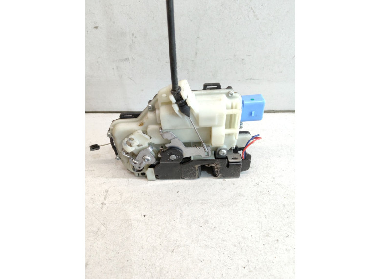 Замок двери передней левой к Volkswagen Polo, 2005г.