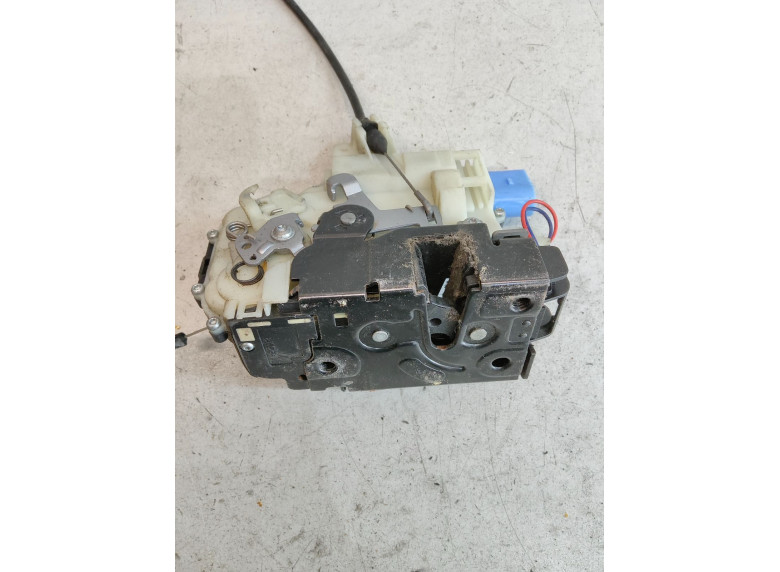 Замок двери передней левой к Volkswagen Polo, 2005г.