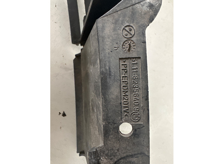 Заглушка (решетка) в бампер передний к BMW 5 E39, 2002г.