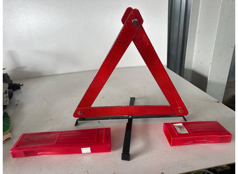 Знак аварийной остановки к BMW 5 E60/E61, 2006г.