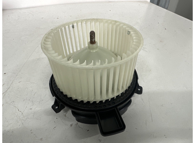 Моторчик печки к BMW XM G09, 2023г.