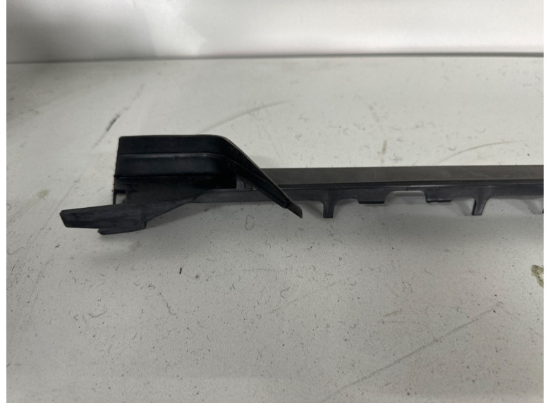 Молдинг стекла лобового к BMW XM G09, 2023г.