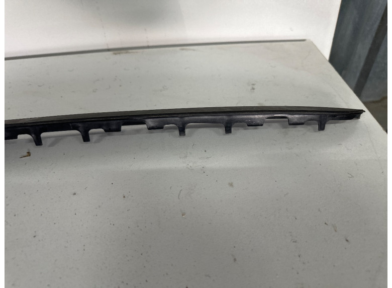 Молдинг стекла лобового к BMW XM G09, 2023г.