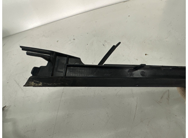 Молдинг стекла лобового к BMW XM G09, 2023г.