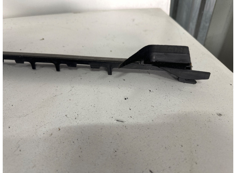 Молдинг стекла лобового к BMW XM G09, 2023г.