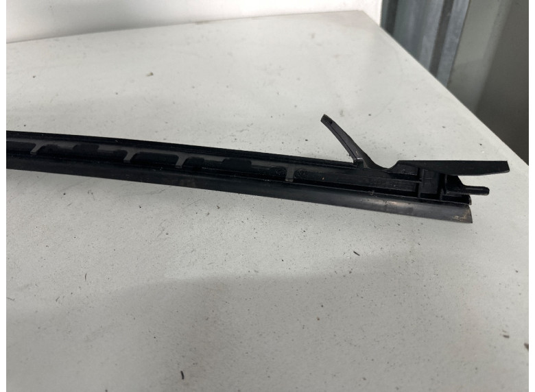 Молдинг стекла лобового к BMW XM G09, 2023г.