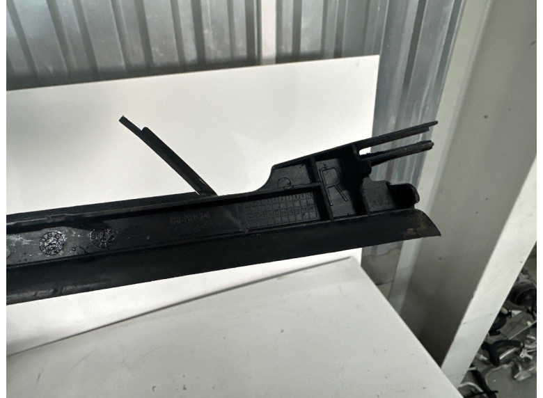 Молдинг стекла лобового к BMW XM G09, 2023г.