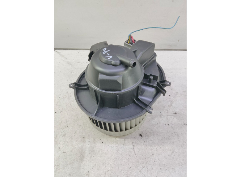 Моторчик печки к Volvo V70, 2001г.