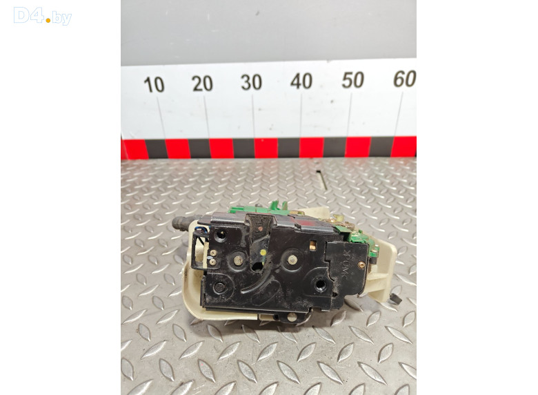 Замок двери передней правой к Volkswagen Passat 2002 г.