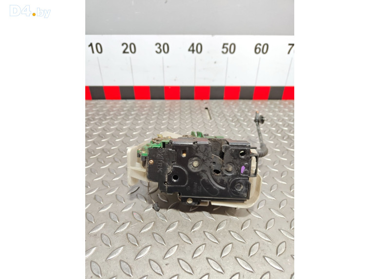 Замок двери передней левой к Volkswagen Passat 2002 г.