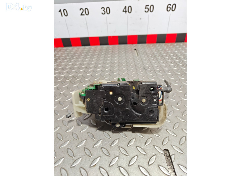 Замок двери передней левой к Volkswagen Passat 2002 г.