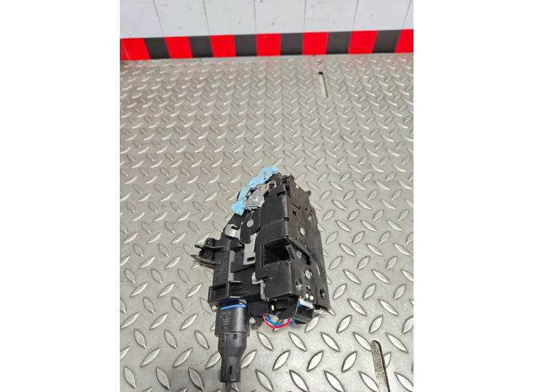 Замок двери передней правой к Skoda Octavia, 2007г.