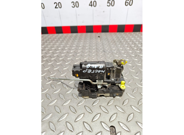 Замок двери передней левой к Renault Master, 2008г.