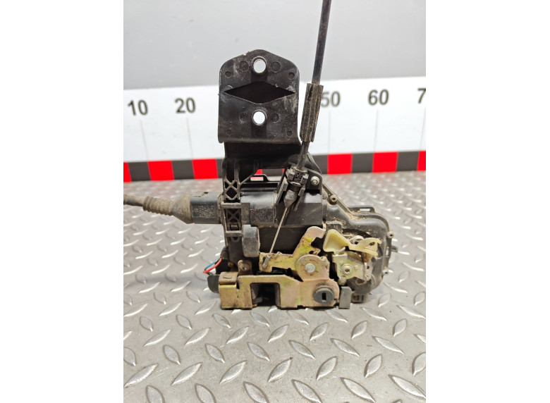 Замок двери задней правой к Volkswagen Passat, 2000г.