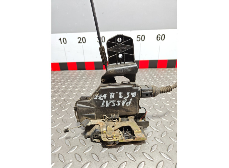 Замок двери задней правой к Volkswagen Passat, 2000г.