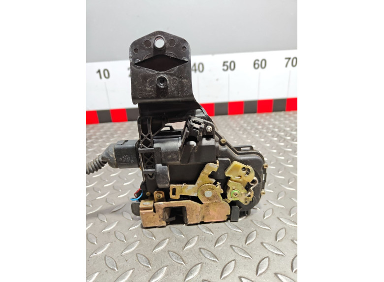 Замок двери задней правой к Volkswagen Passat, 2000г.