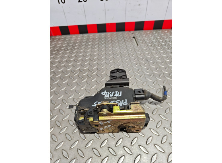Замок двери задней правой к Volkswagen Passat, 2000г.
