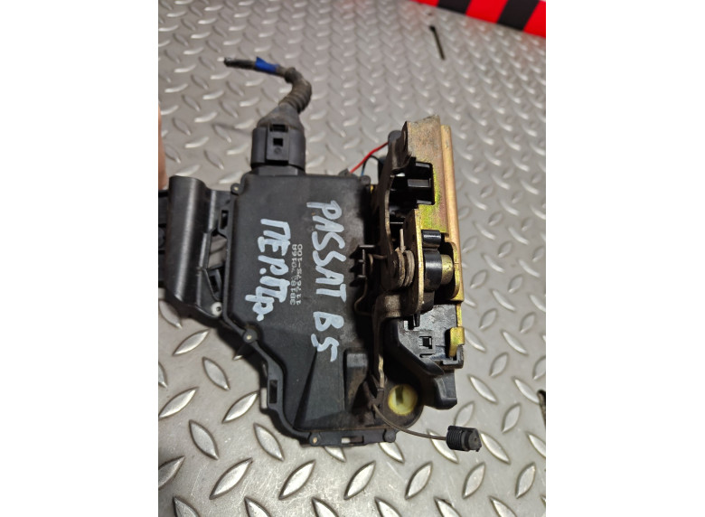 Замок двери задней правой к Volkswagen Passat, 2000г.