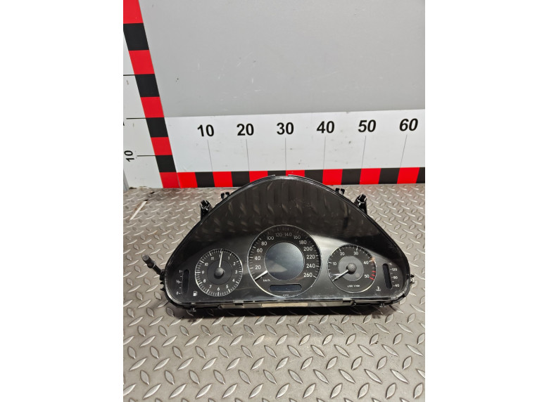 Щиток приборов (приборная панель) к Mercedes E W211, 2005г.