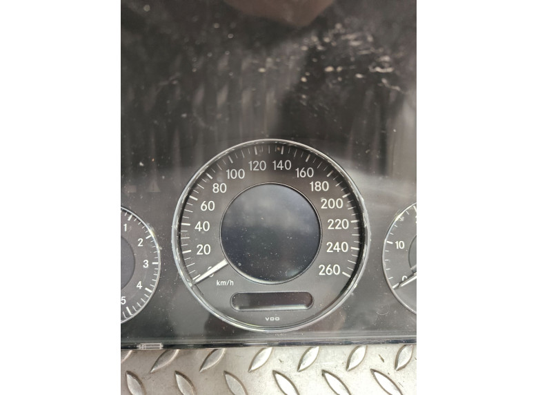 Щиток приборов (приборная панель) к Mercedes E W211, 2005г.