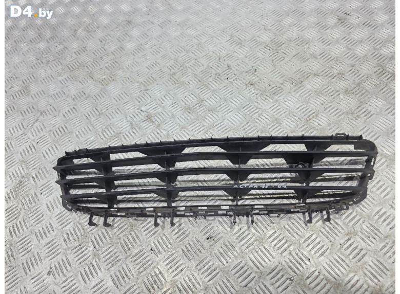 Заглушка (решетка) в бампер передний к Opel Astra 2005 г.