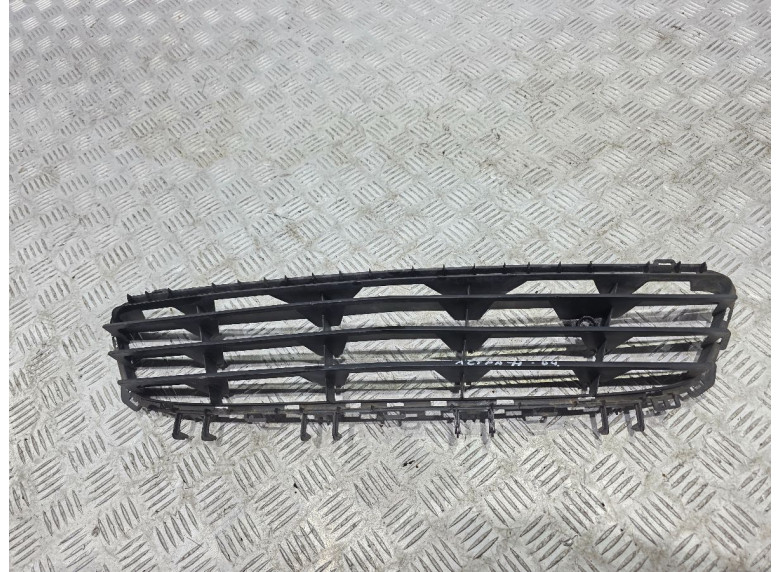 Заглушка (решетка) в бампер передний к Opel Astra, 2005г.