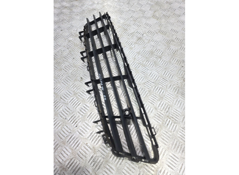 Заглушка (решетка) в бампер передний к Opel Astra, 2005г.