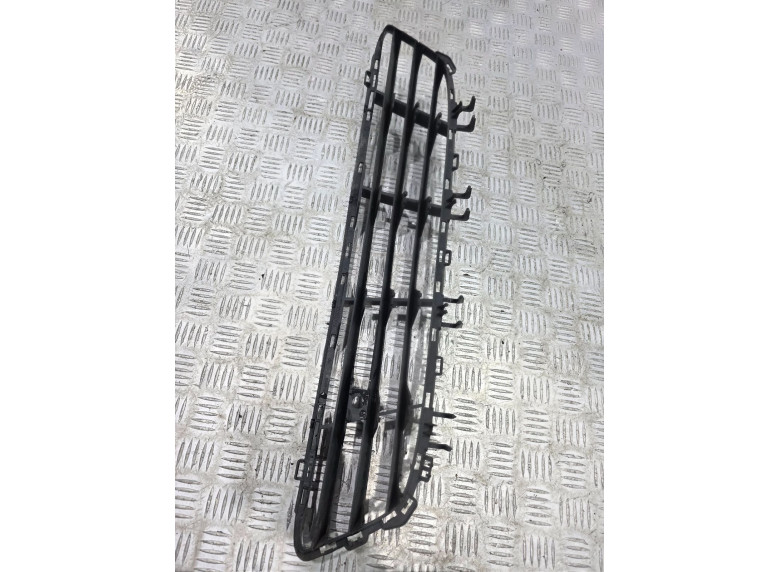 Заглушка (решетка) в бампер передний к Opel Astra, 2005г.