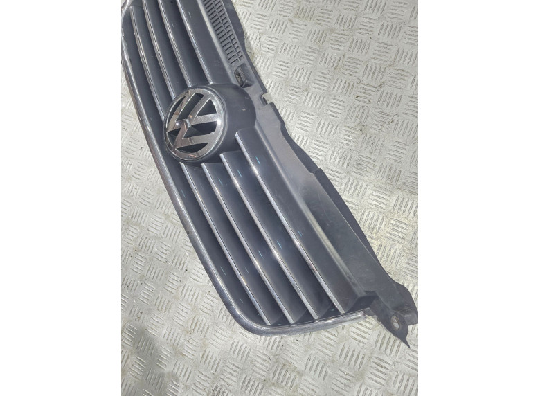 Решетка радиатора к Volkswagen Passat, 2002г.