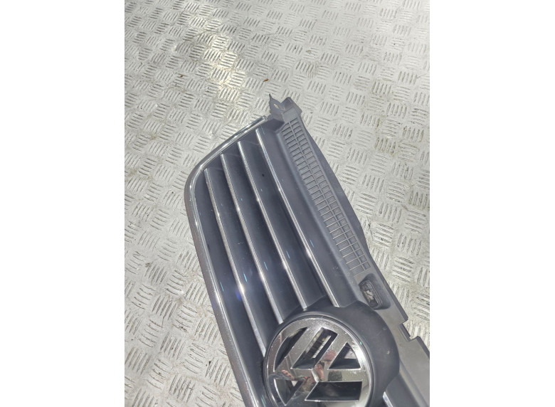 Решетка радиатора к Volkswagen Passat, 2002г.