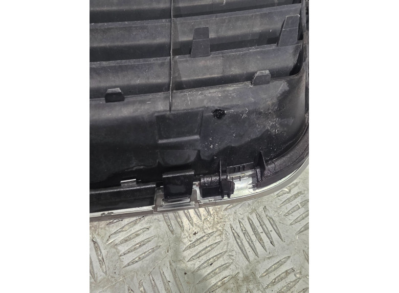 Решетка радиатора к Volkswagen Passat, 2002г.