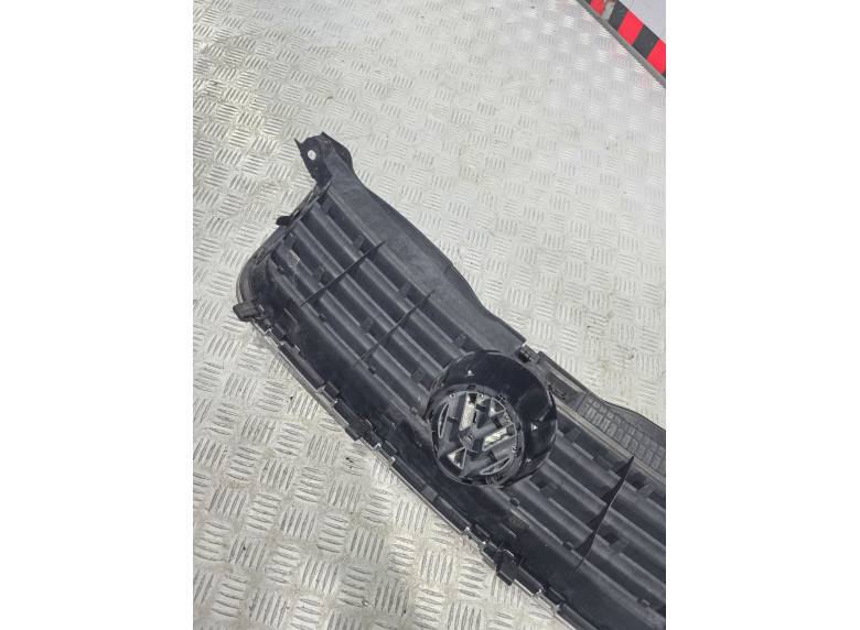 Решетка радиатора к Volkswagen Passat, 2002г.