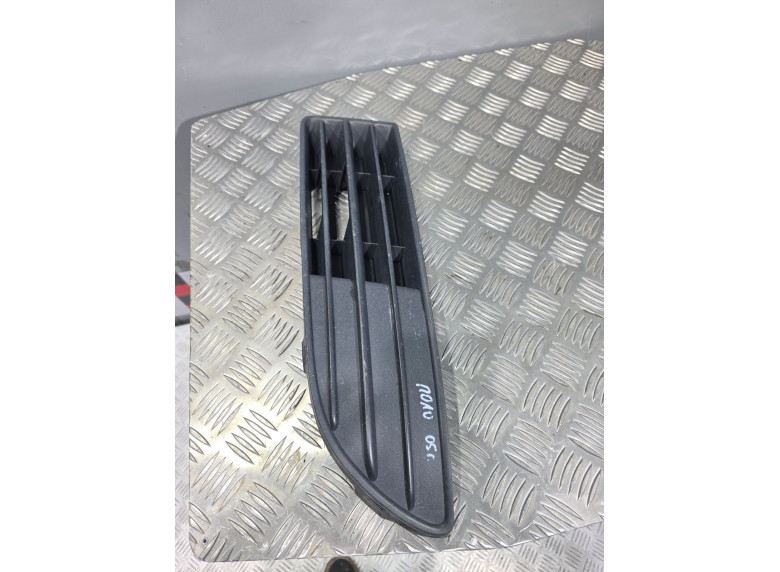 Заглушка (решетка) в бампер передний к Volkswagen Polo, 2006г.