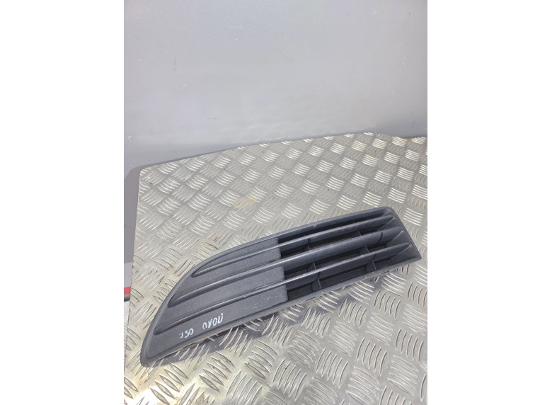 Заглушка (решетка) в бампер передний к Volkswagen Polo, 2006г.