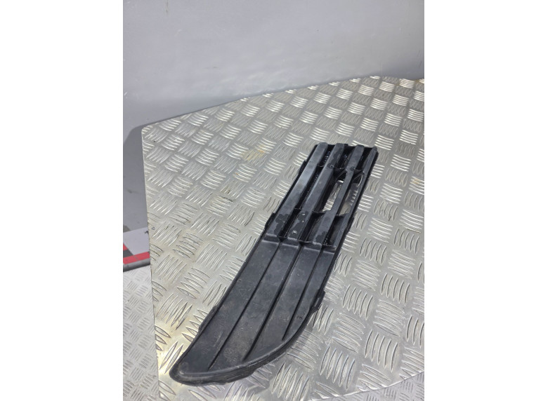 Заглушка (решетка) в бампер передний к Volkswagen Polo, 2006г.