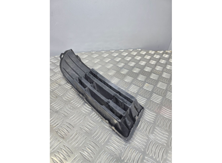 Заглушка (решетка) в бампер передний к Volkswagen Polo, 2006г.