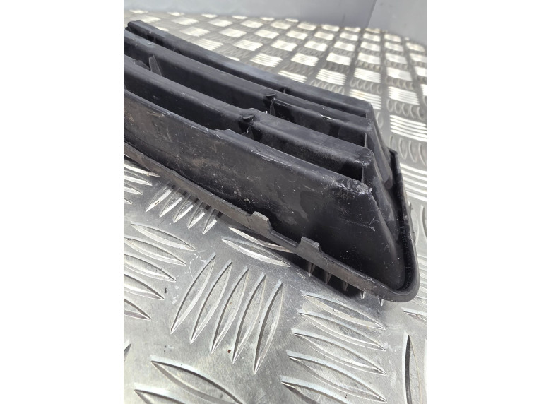 Заглушка (решетка) в бампер передний к Volkswagen Polo, 2006г.