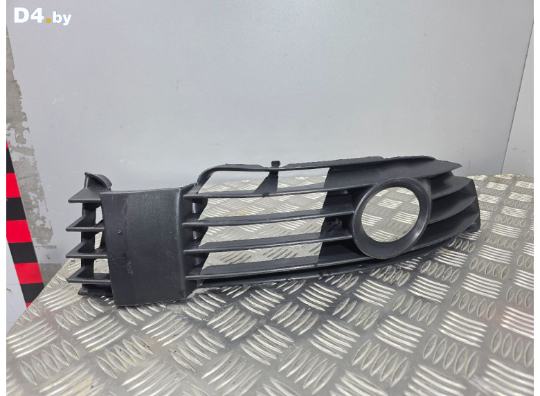 Заглушка (решетка) в бампер передний к Volkswagen Passat 2002 г.