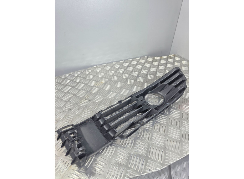 Заглушка (решетка) в бампер передний к Volkswagen Passat, 2002г.