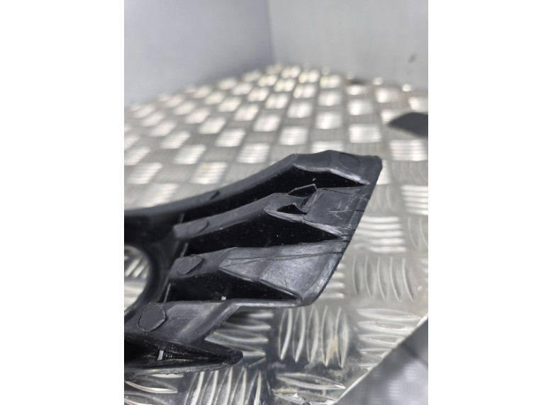 Заглушка (решетка) в бампер передний к Volkswagen Passat, 2002г.