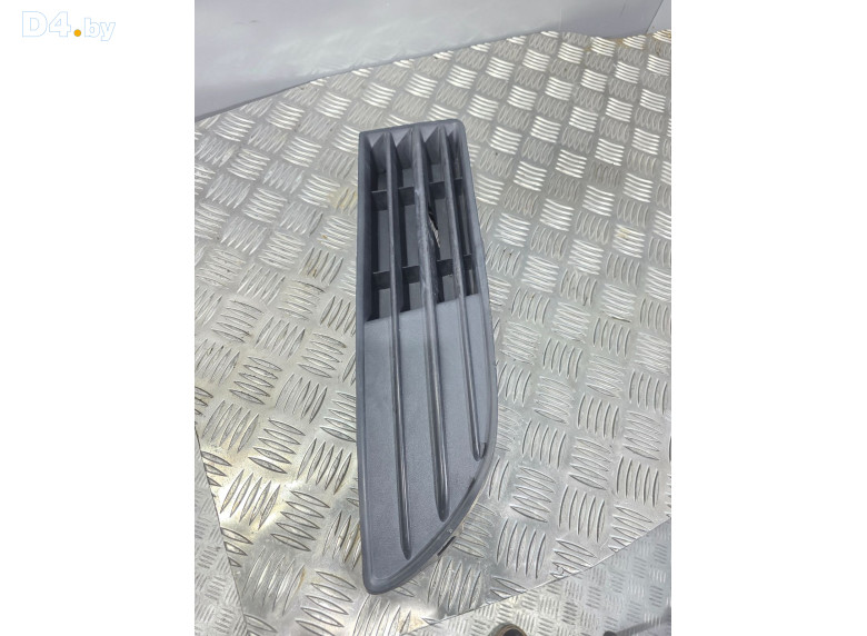 Заглушка (решетка) в бампер передний к Volkswagen Polo 2006 г.