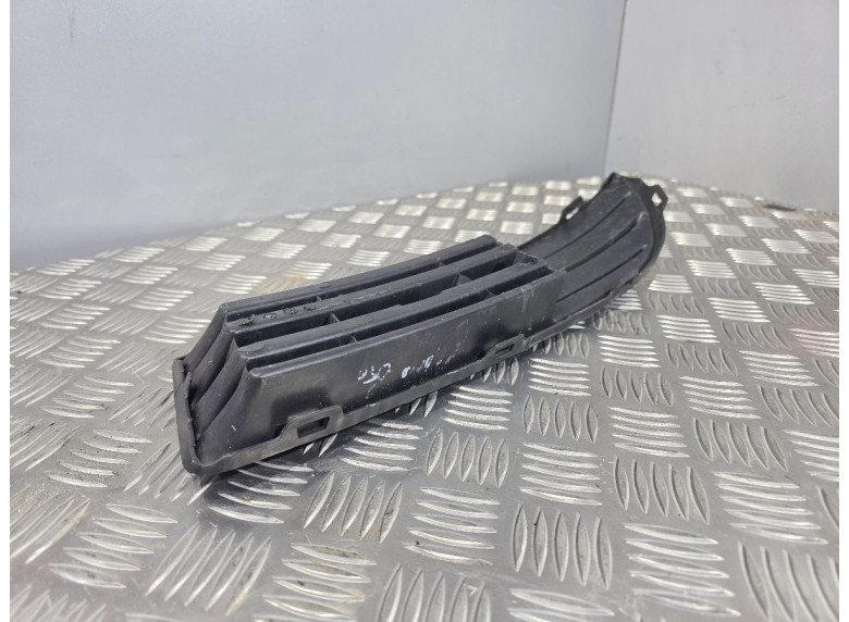 Заглушка (решетка) в бампер передний к Volkswagen Polo, 2006г.