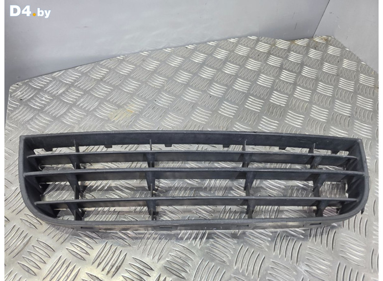 Заглушка (решетка) в бампер передний к Volkswagen Polo 2006 г.