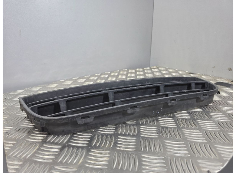 Заглушка (решетка) в бампер передний к Volkswagen Polo, 2006г.