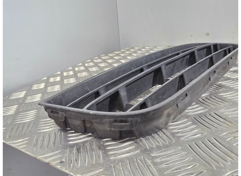 Заглушка (решетка) в бампер передний к Volkswagen Polo, 2006г.