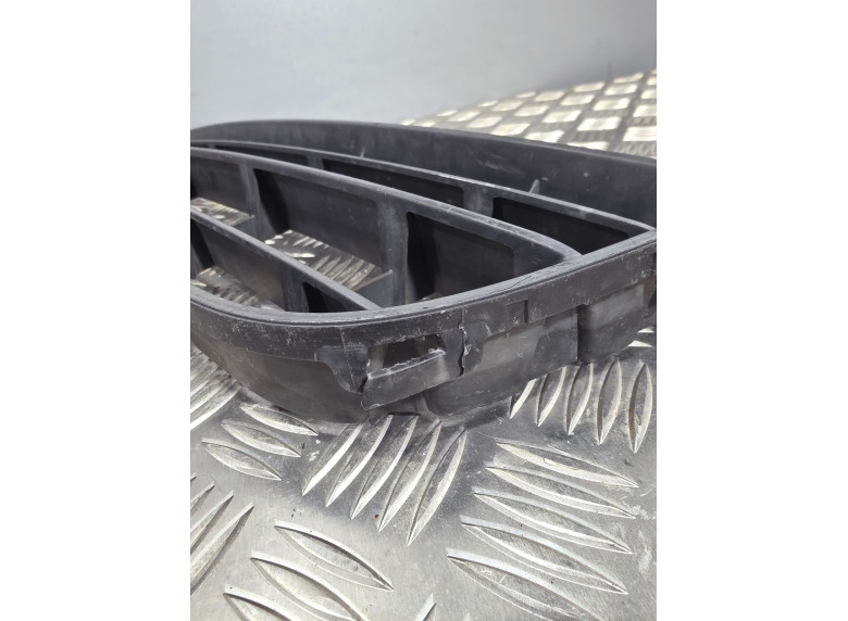 Заглушка (решетка) в бампер передний к Volkswagen Polo, 2006г.