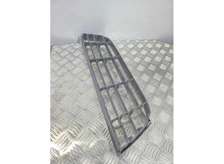 Заглушка (решетка) в бампер передний к Volkswagen Polo, 2006г.