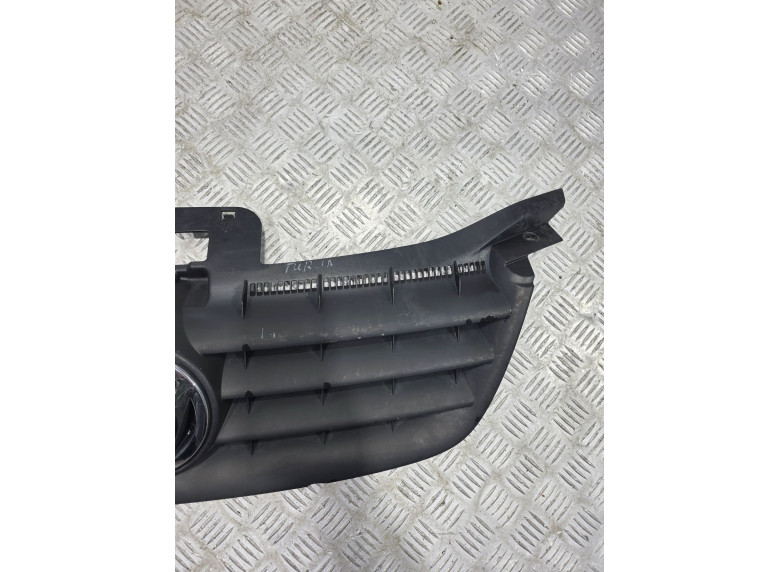 Решетка радиатора к Volkswagen Touran, 2005г.